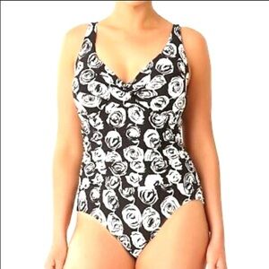 Anne Cole Black & White Rose
One Piece Swimsuit  Size 1X